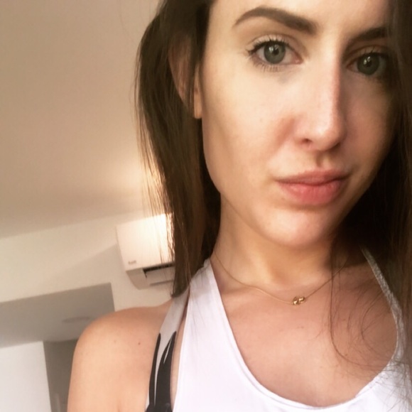 Meet your Posher, Caitlin - Picture 2 of 4